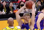 马布里抢篮板时疑似扫到郭艾伦眼睛！