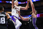 里弗斯半场21+4+7率队领先，东契奇缺阵艾顿17+6